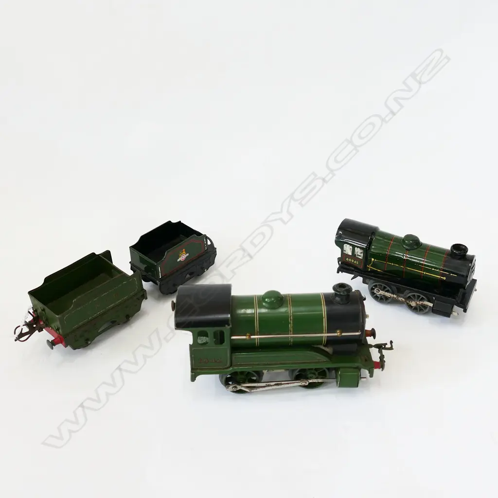 3 HORNBY TRAIN ENGINES & 2 OPEN CARRIAGES Image 1++